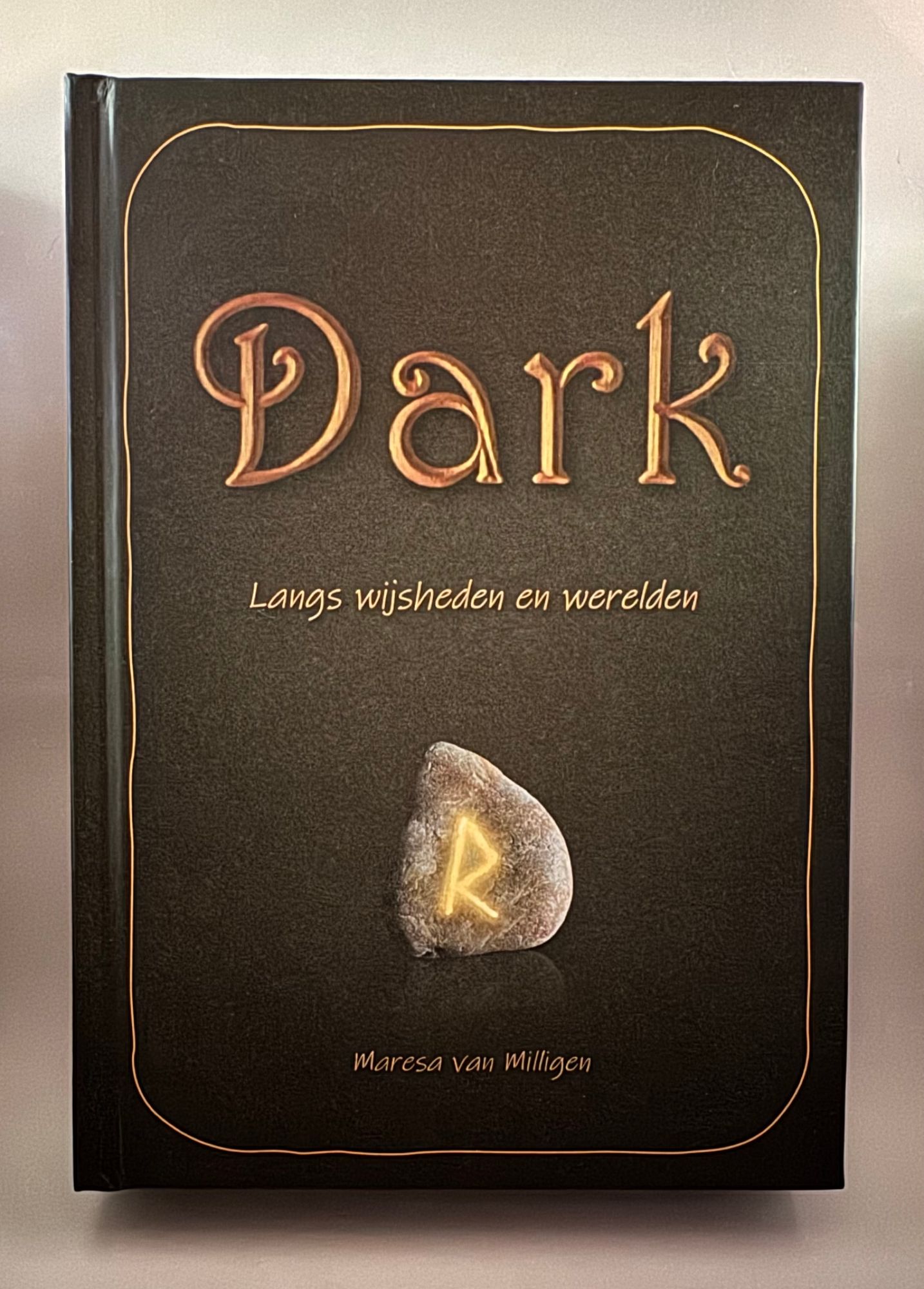 Foto van het fysieke boek Dark; Langs wijsheden en werelden van Maresa van Milligen
